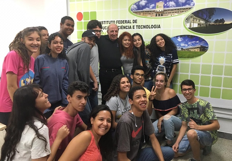 Gabe Gabrielle com estudantes do IFG - Câmpus Aparecida de Goiânia Gabe Gabrielle com estudantes do IFG - Câmpus Aparecida de Goiânia